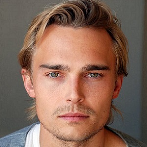 Joey Kern Married, Wife, Gay, Girlfriend, Affair, Family, Net Worth, Height