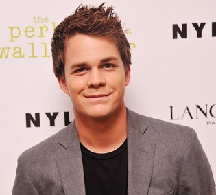 Johnny Simmons Girlfriend, Dating, Gay, Shirtless, Family, Net Worth, Bio