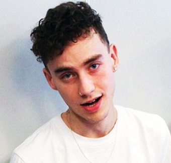 Olly Alexander Wiki, Boyfriend, Partner, Gay, Family, Skins, Height