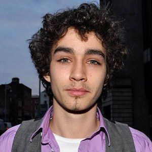 Robert Sheehan Wiki: Girlfriend, Dating, Gay, Shirtless, Family, Net Worth