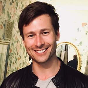 Set It Up's Glen Powell Girlfriend, Gay, Family