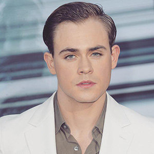 Dacre Montgomery Wiki, Gay, Girlfriend, Parents