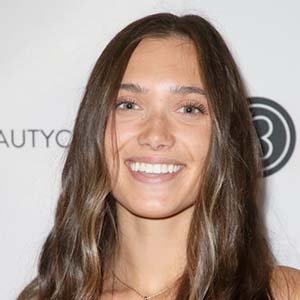 Hannah Meloche Wiki, Boyfriend, Net Worth, Where Does She Live?