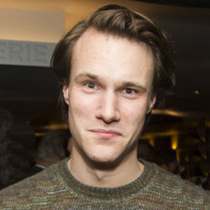 Hugh Skinner Parents, Height, Girlfriend, Dating, Gay