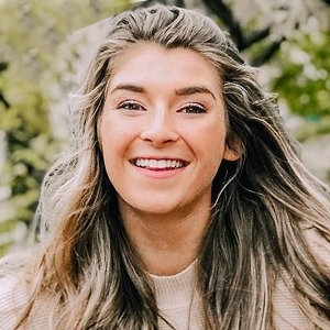 Katie Betzing Age, Engaged, Dating, Diet & Workout