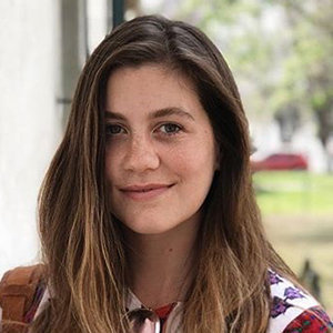 Laura Dreyfuss Bio, Family, Dating, 2019