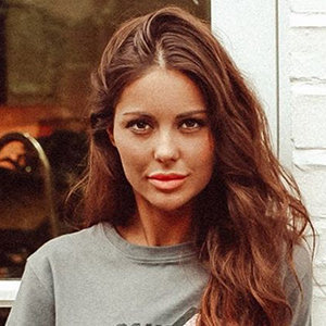 Louise Thompson Wiki, Boyfriend, Engaged, Net Worth