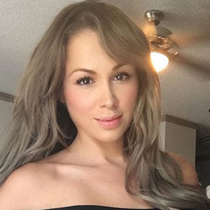 Paola Mayfield Divorce, Married, Pregnant, Birthday, Age, Wiki
