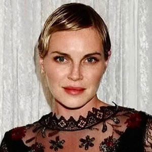 Phoebe Dahl Exclusive Wiki: Engaged, Dating Life, Net Worth